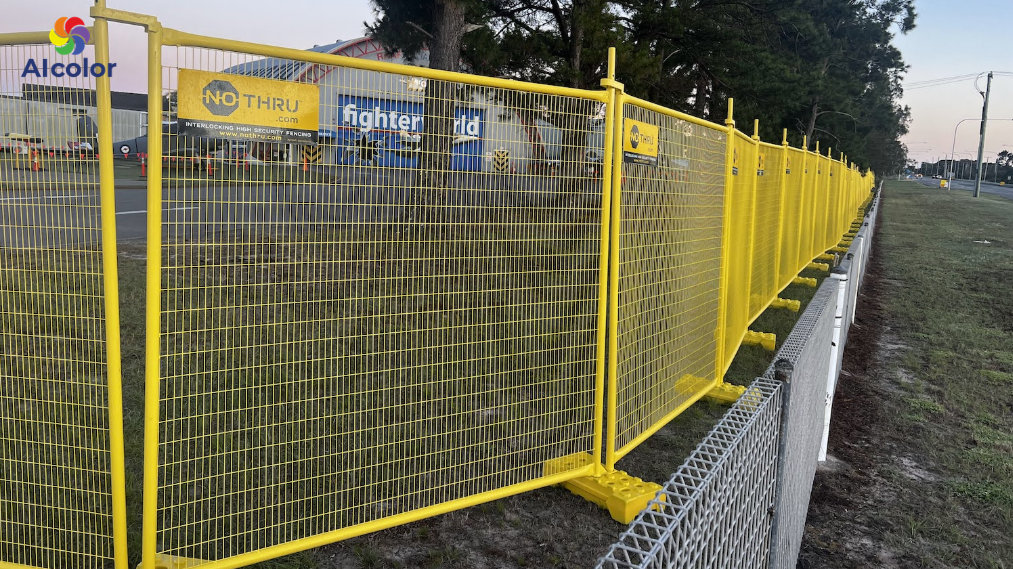 H&agrave;ng r&agrave;o sắt m&agrave;u v&agrave;ng cho gia chủ mệnh Thổ