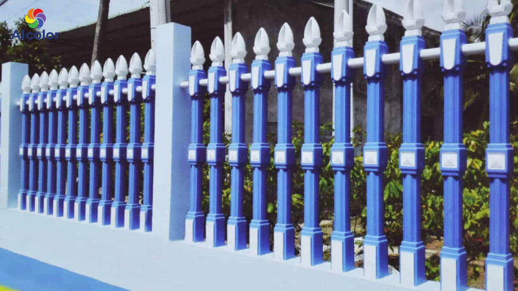 H&agrave;ng r&agrave;o m&agrave;u xanh nước biển mang lại cảm gi&aacute;c m&aacute;t mẻ, dễ chịu