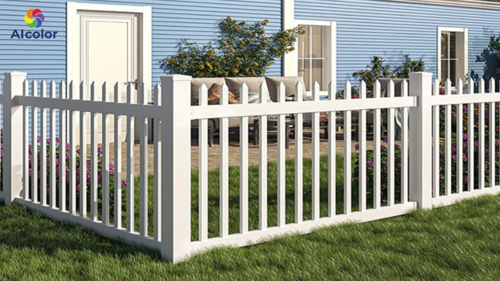 M&agrave;u trắng lu&ocirc;n l&agrave; lựa chọn an to&agrave;n v&agrave; dễ phối với mọi kiểu nh&agrave;