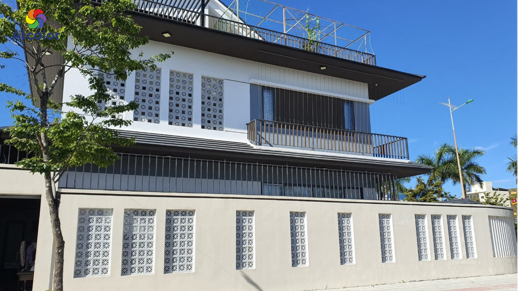 M&agrave;u sơn h&agrave;ng r&agrave;o phải ph&ugrave; hợp với m&agrave;u sơn nh&agrave;