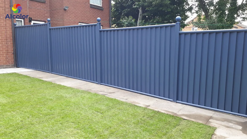 H&agrave;ng r&agrave;o m&agrave;u xanh hợp với mệnh Thủy