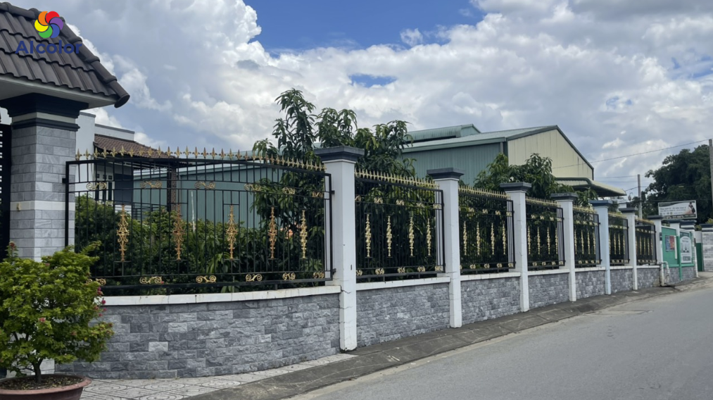 H&agrave;ng r&agrave;o sắt thường được uốn hoa văn tinh xảo